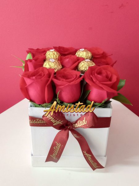 Caja decorativa con rosas y chocolates - C21