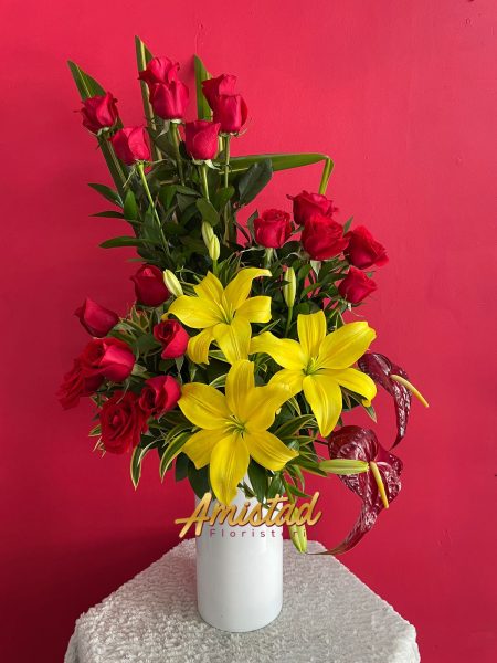 Ref 36 - Arreglo con rosas, lirios y anturios