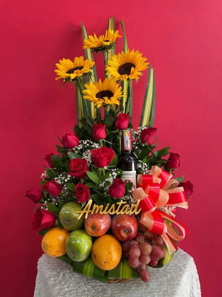 Ref 51 -  Arreglo con rosas, girasoles, frutas y vino.