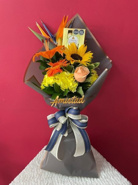H10 - Bouquet con variedad de flores y chocolates