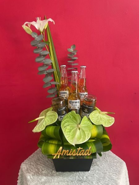 H22 - Arreglo floral con cervezas