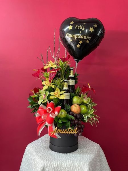 H23 - Arreglo floral con cervezas, frutas y globo.