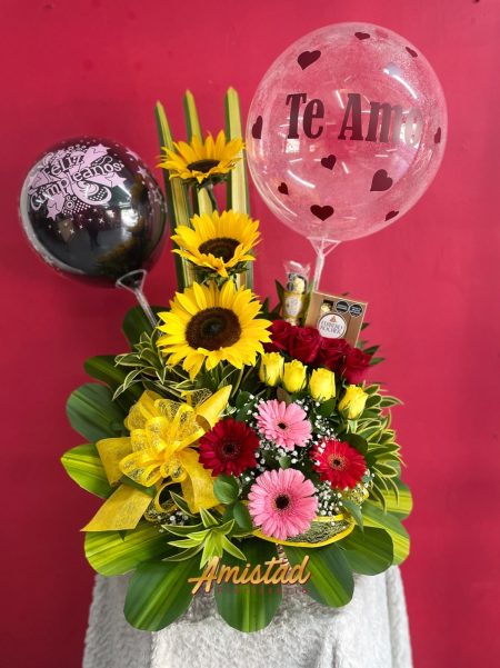 AA 11 - Arreglo variedad de flores con globos y chocolates.