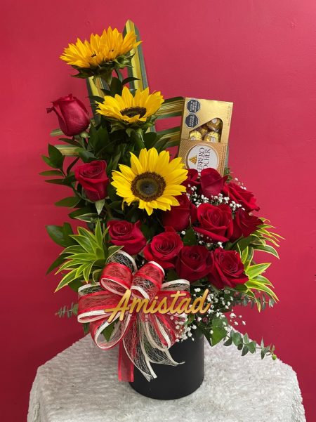 AA 12 -  Arreglo con rosas, girasoles y chocolates.