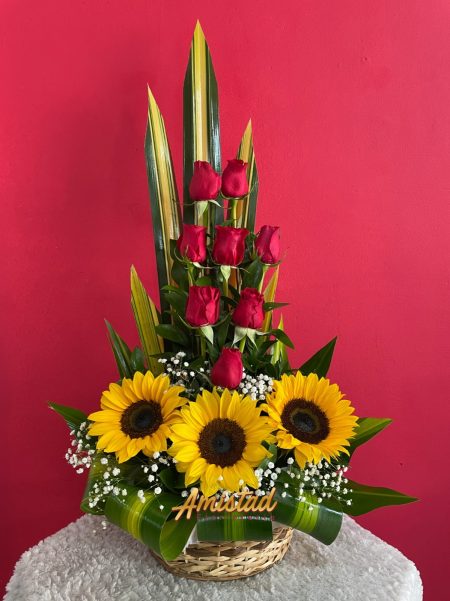 AA 16 - Arreglo con rosas y girasoles