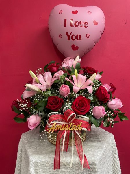 AA 9 - Arreglo con rosas, lirios y globo.