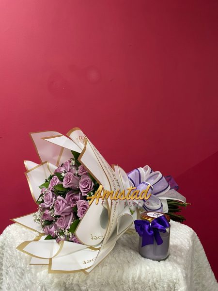 CD22 - Bouquet con rosas y velón.