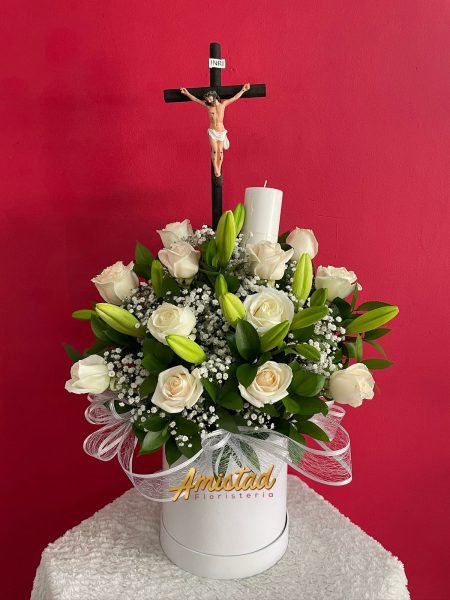CD8 - Caja decorativa con rosas, lirios, velón y cristo.