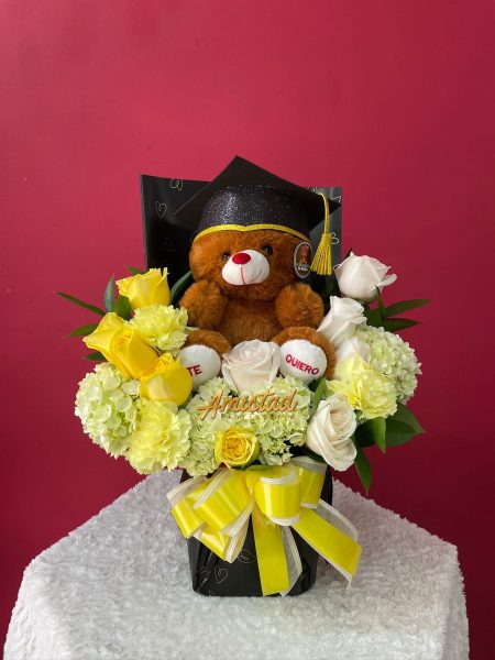 G11 - Bouquet con rosas, hortensias, claveles y peluche pequeño con birrete.