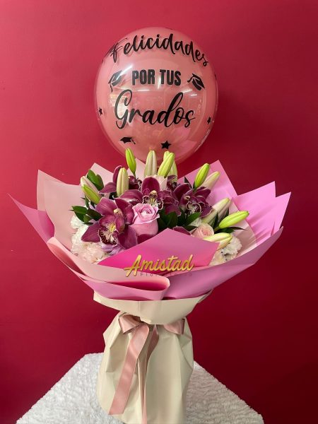 G13 - Bouquet con flores variadas y globo personalizado.