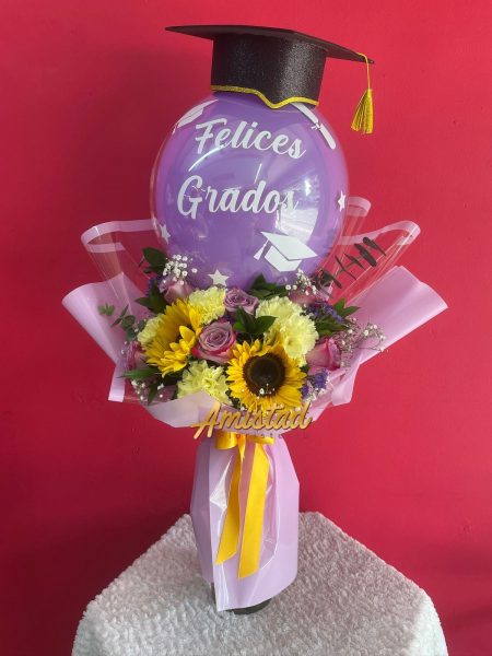 G14 - Bouquet con flores variadas, globo personalizado y birrete.