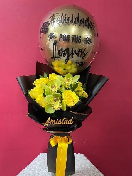 G15 -  Bouquet con  flores variadas y globo personalizado o birrete.