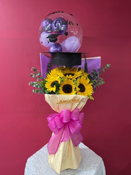 G16 -  Bouquet con  girasoles, globo personalizado y birrete.