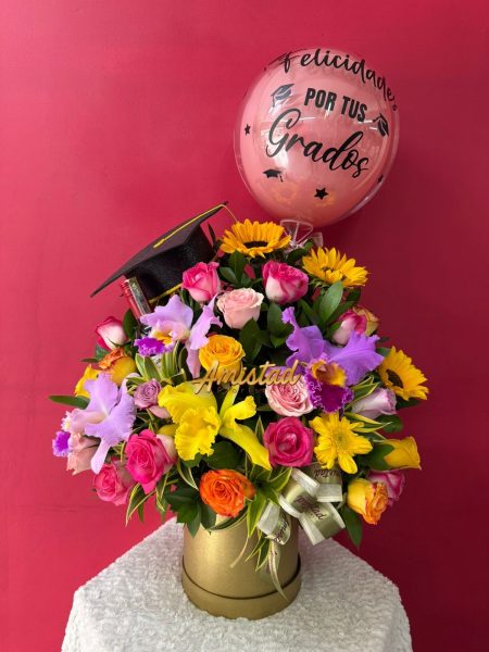 G17 -  Caja decorativa con flores variadas, birrete y globo personalizado