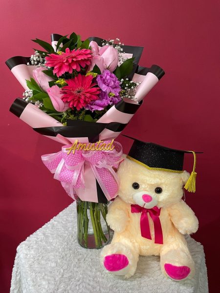 G21 - Bouquet  con flores variadas y peluche pequeño con birrete.