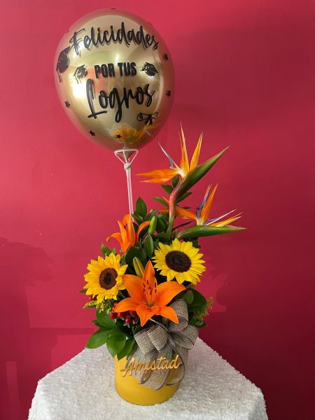 G22 - Mini arreglo con flores variadas y globo personalizado.