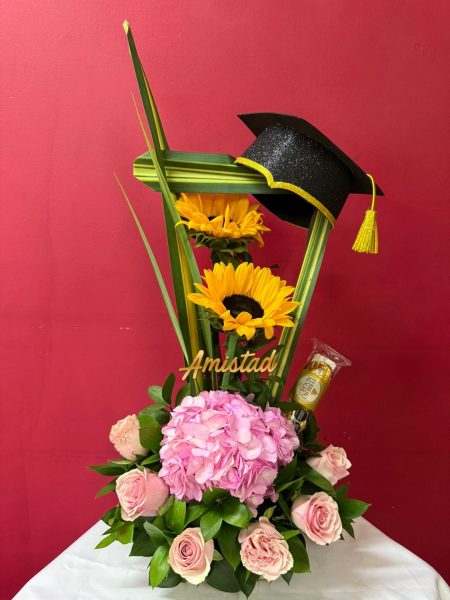 G23 - Mini arreglo con flores variadas, ferreros y birrete.