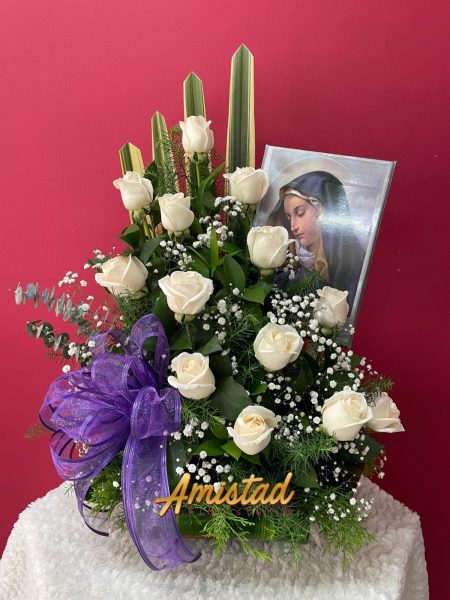 CD25 - Arreglo Floral elaborado con rosas y sufragio.