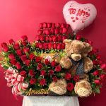 SV19 - Caja decorativa  con rosas, chocolates, peluche grande y globo.