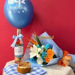 CA7 - Bouquet con flores variadas, torta, bomba látex y vino personalizado
