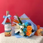 CA6 - Bouquet con flores variadas y vino personalizado
