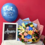 CA3 - Bouquet con flores variadas, bomba látex y portarretratos.
