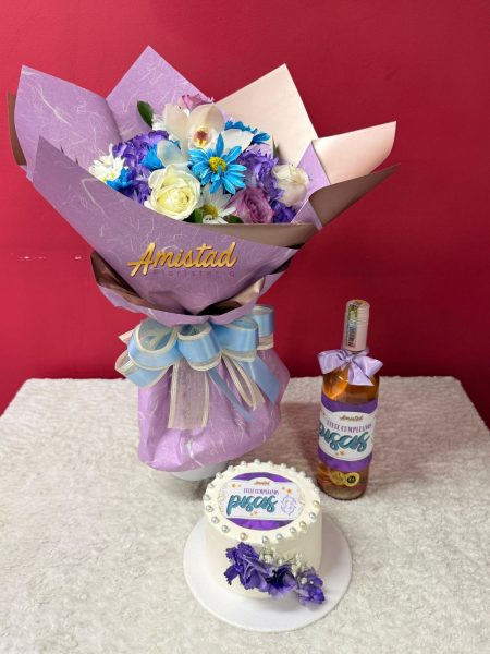 CP4 - Bouquet con flores variadas, acompañado de vino personalizado y torta  personal.