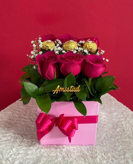 DM22 - Caja decorativa con rosas y chocolates.