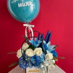 DM35 - Cartera con rosas, hortensias, lirio y globo personalizado.