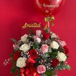 DM23 - Caja decorativa con rosas y globo personalizado. 
