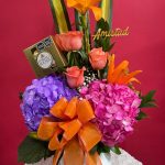 DM30 - Bombonera con rosas, hortensias, lirios y chocolates.