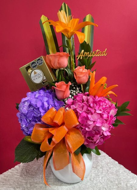 DM30 - Bombonera con rosas, hortensias, lirios y chocolates.