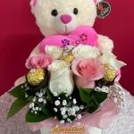 DM12 - Caja decorativa con rosas, chocolates y peluche mediano.