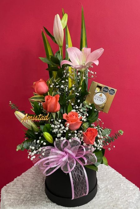 DM5 - Caja decorativa con rosas, lirios y chocolates.