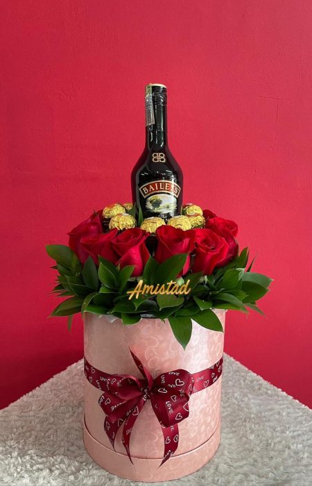 DM25 - Caja decorativa con rosas, chocolates y Bailey´s.