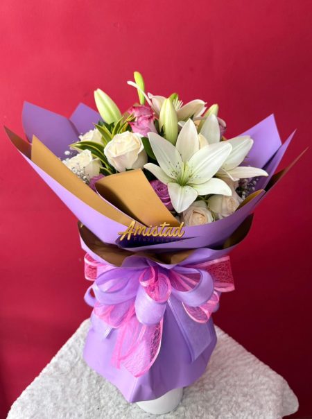DM44 - Bouquet con lirios y10 rosas.