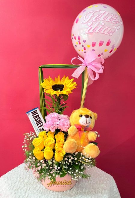 DM9 - Caja decorativa con rosas, claveles, girasol, chocolatina y peluche pequeño.