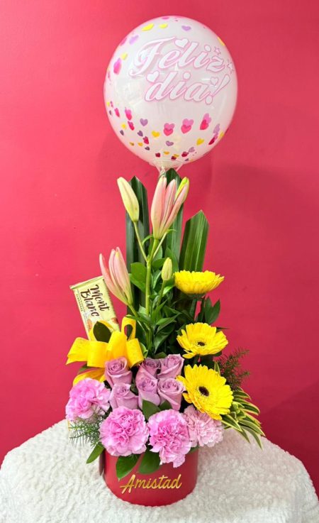 DM8 - Caja decorativa con flores variadas, chocolatina y globo personalizado.