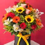 DM15 - Caja decorativa con flores variadas.