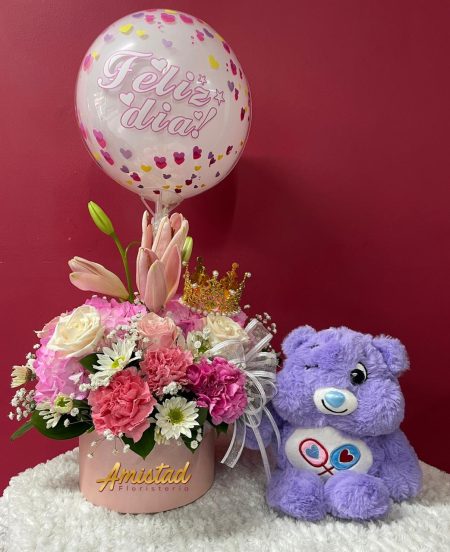 DM17 - Caja decorativa con flores variadas, globo personalizado y peluche pequeño.