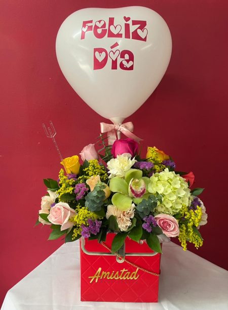 DM34 - Cartera con flores variadas y globo personalizado.