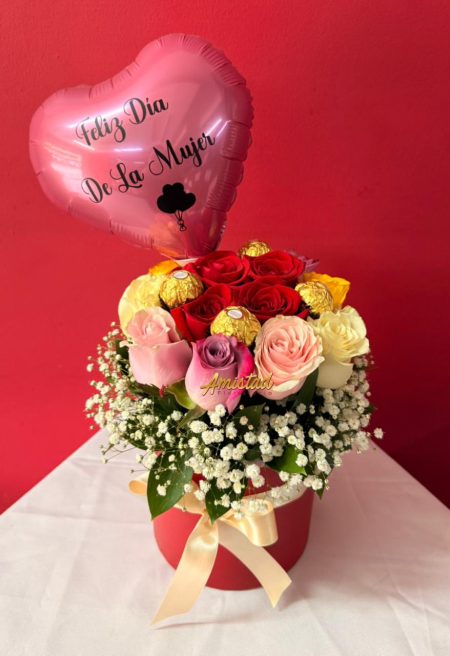 DM26 - Caja decorativa con rosas, chocolates y globo personalizado. 