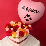 DM27 - Caja decorativa corazón con rosas, chocolates y globo personalizado.