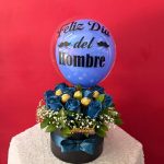 H16 - Caja decorativa con rosas azules, chocolates y globo personalizado.