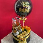 H9 - Caja decorativa con rosas, chocolates, cervezas y globo personalizado.