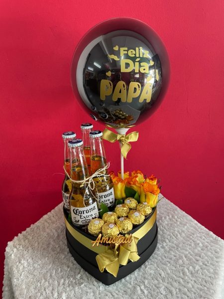H8 - Caja decorativa con rosas, chocolates, cervezas y globo personalizado.