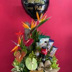 H36 - Arreglo floral con anturios, aves del paraíso, bolsas de maní, cerveza y gaseosa.