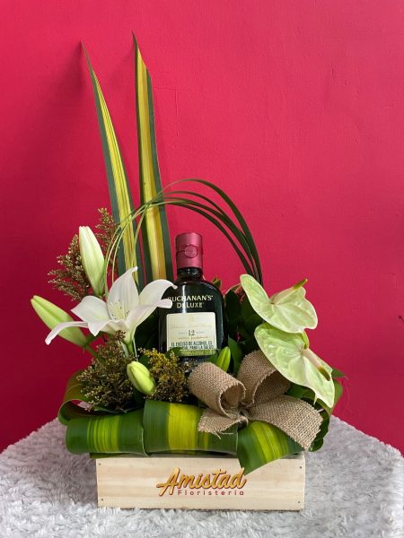 H16 - Arreglo con lirios, anturios y licor.
