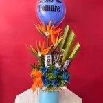 H7 - Caja decorativa con rosas azules, aves de paraíso, cerveza, chocolates y globo personalizado.