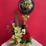 H28 - Arreglo con rosas, cymbidium, maní, globo personalizado y licor.